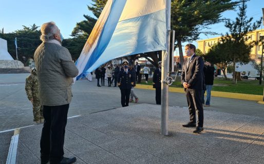 En Comodoro hubo un homenaje corto y simbólico a 211 años de la Revolución de Mayo