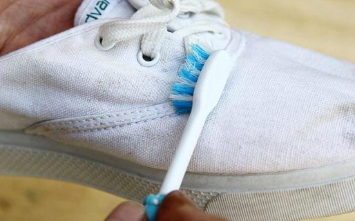 Lavan zapatillas por $100 pesos para mantener a su hijo