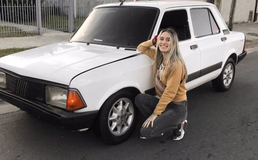 Una chica mostró el primer auto que pudo comprarse y la cargaron porque era viejo