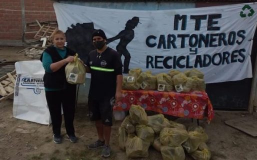Cartoneros y recicladores fabricaron ecoleños y se los entregaron a familias sin gas