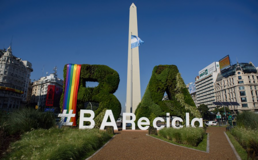 Un grupo de encapuchados atentó contra la bandera del Orgullo desplegada junto al Obelisco