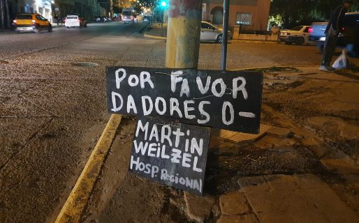 Colocaron carteles en la calle para conseguir donantes para su familiar