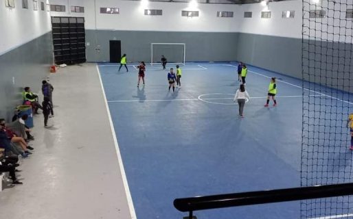Clausuraron dos canchas de fútbol 5 por incumplir protocolos y vender alcohol