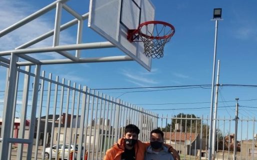 Dos jóvenes ayudaron a arreglar la plaza del Juan XXIII, vandalizada días atrás