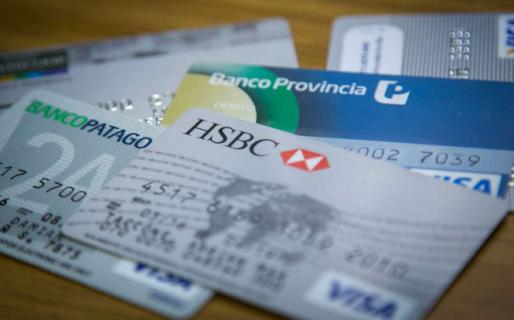 Después de un año de pandemia, el efectivo pierde terreno y crecen las compras con tarjeta de débito