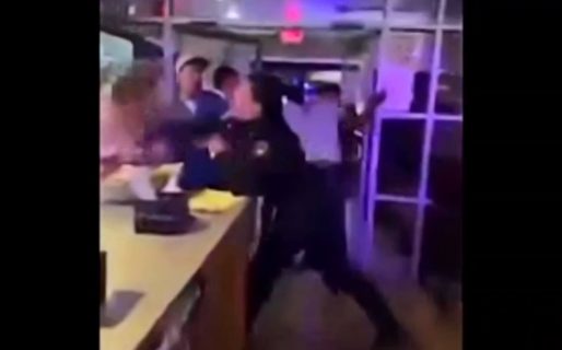 Video: una mujer policía se agarró a trompadas con un borracho y casi noquea a una abuela