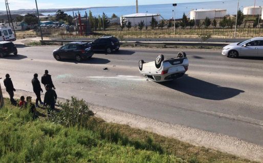 Un choque y vuelco frente a Chalet Huergo complicó el tránsito