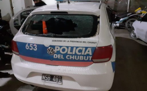 Caliente porque le secuestraron el auto rompió la luneta del móvil policial
