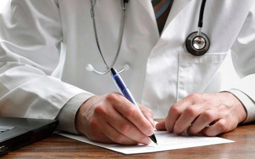 Atendió a más de 500 pacientes y dirigía una clínica, pero no cursó la carrera de Medicina