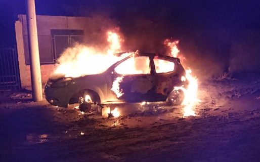 Escuchó una explosión y cuando salió a ver, su auto estaba en llamas