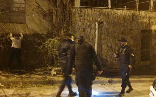 Detienen a una pareja de robaba batería de autos en el centro