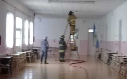 Cortocircuito provocó principio de incendio en la Escuela n° 133 de La Loma
