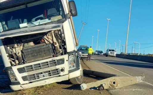 No activó el bloqueador de ruedas y dejó sin luz a un sector del barrio Industrial