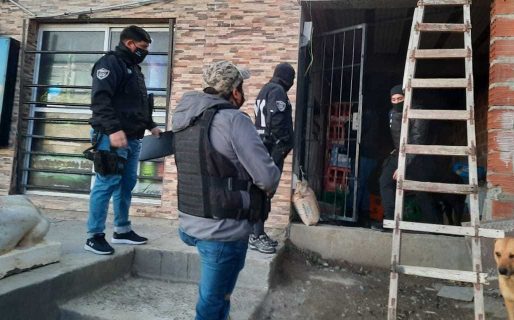 Durante un operativo secuestraron handys, arma, vehículos y ventanas robadas