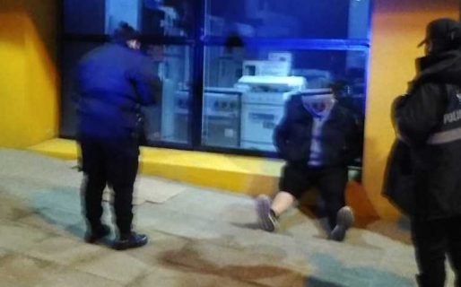 Lo cortaron en una pierna afuera de un bar y se negó a denunciar