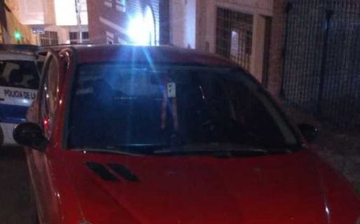 Quiso robar un auto, lo agarraron in fraganti y terminó demorado