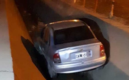 Manejaba mirando el celular y se cayó al pluvial de la ruta 3