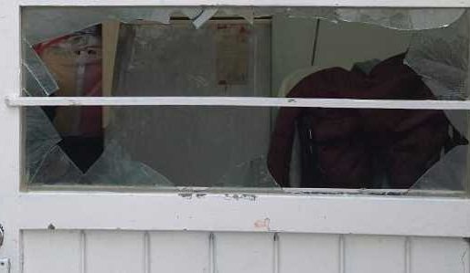 Mujer detenida por romper los vidrios de la casa que alquila su ex