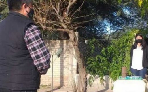 Un profesor le tomó un final a una alumna en la vereda de su casa por la pandemia y se hizo viral