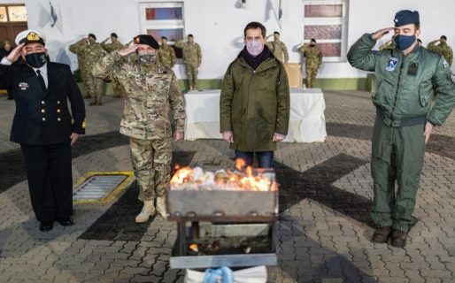 Se realizó el acto de incineración de banderas en desuso