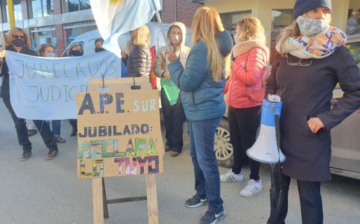 Jubilados provinciales reclaman por sus haberes frente a Seros