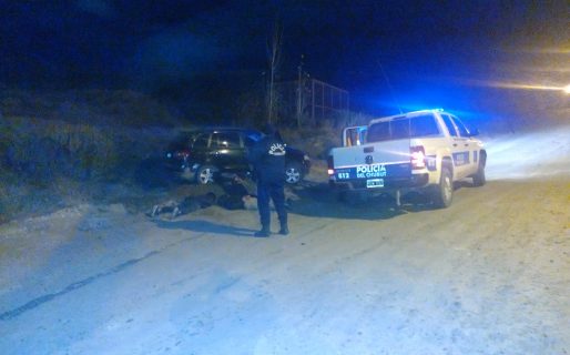 Atraparon a tres jóvenes que robaban garrafas y escapaban en una Suran