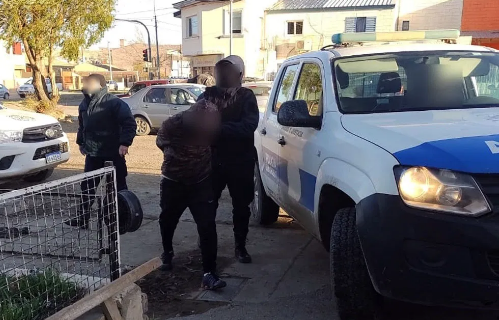 Tenía pedido de captura y lo detuvieron caminando por las 1008