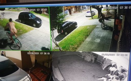Salió de su casa y se encontró con un hombre que andaba desnudo en bicicleta