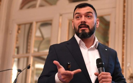 “No hay plata, la economía argentina está toda rota y la gente se está cagando de hambre”