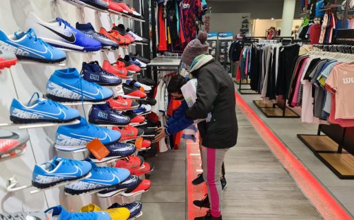 Los compradores buscan precios y aprovechan las ofertas