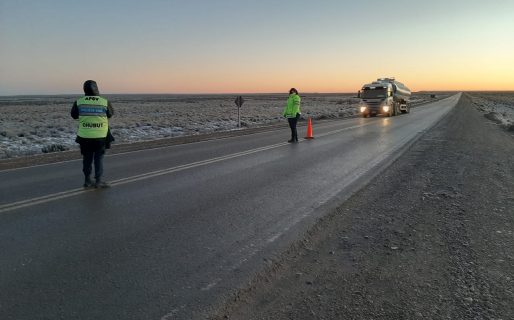 Piden extrema precaución en la ruta entre Comodoro y Trelew por presencia de hielo y barro