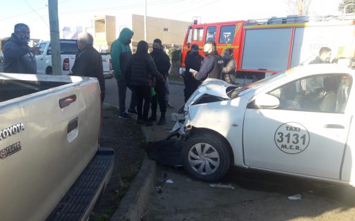 Un taxi y una camioneta chocaron en avenida Kennedy