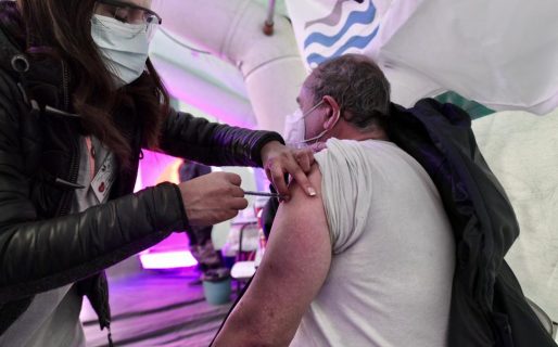 El Gobierno continúa con la vacunación de trabajadores pesqueros embarcados