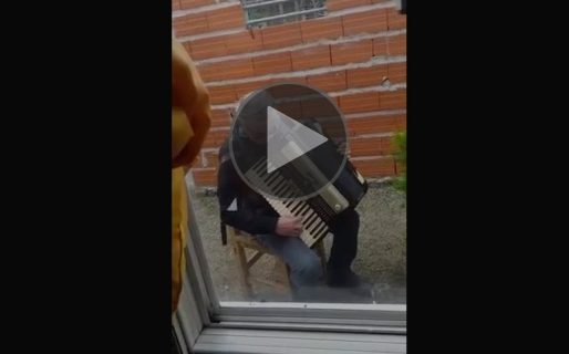 Jorge toca el acordeón desde la ventana para acompañar a su familia que tiene covid
