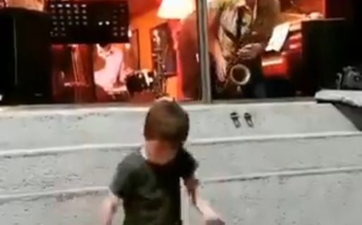 El video que le cambió la vida a un nene y una saxofonista