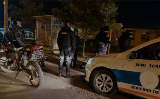 Se le cayeron latas de cerveza en medio de la ruta y esquivando autos intentó recuperarlas