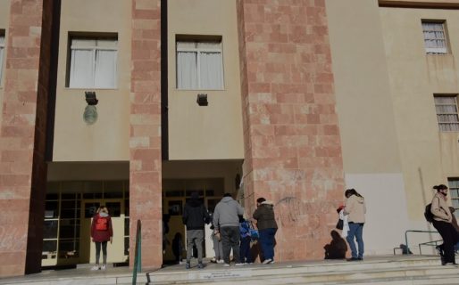 Quejas y malestar por falta de calefacción y vidrios rotos en la Escuela Perito