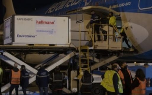 Llegó otro vuelo con vacunas Sinopharm