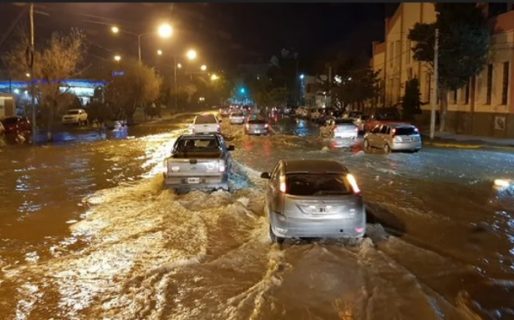 Marejada de más de 5 metros complica el tránsito en avenida Ducós e Irigoyen