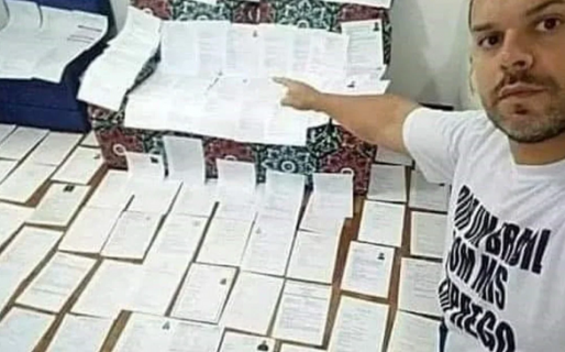 El hombre que recuperó 62 currículums tirados a la basura y consiguió trabajo a 14 personas