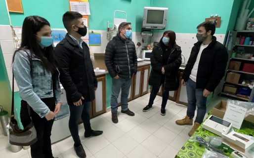 Torres visitó Cholila y donó un electrocardiógrafo al Hospital local