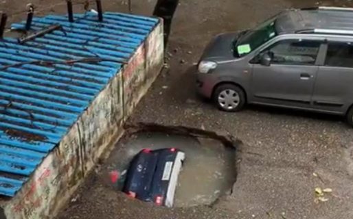 El escalofriante momento en que un bache se tragó una camioneta entera