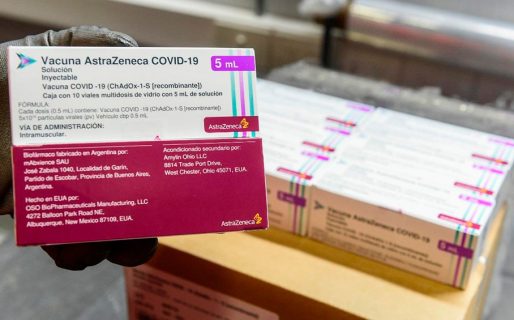 Una partida de 12.300 dosis de la vacuna Astrazeneca llegan a Chubut