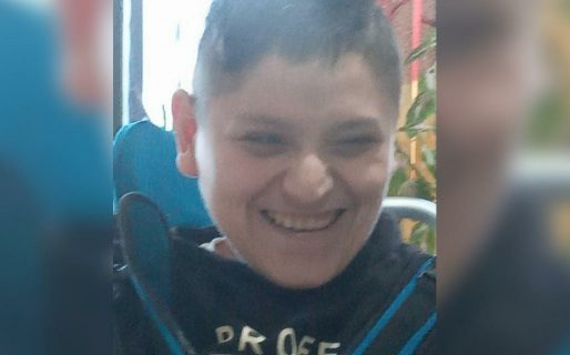 Una mujer con discapacidad visual atiende sola a su hijo con parálisis cerebral porque no tiene terapeuta