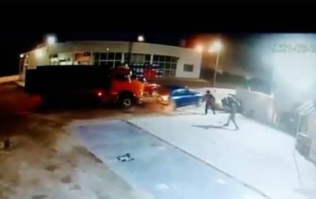 Se viralizó el video de un Camionero que le destrozó el coche al novio de su ex mujer