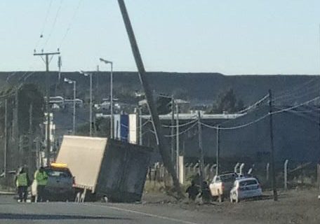 Un camión provocó un corte de energía en barrio Industrial