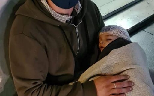 Buscaba trabajo junto a su bebé y una foto viral le cambió su vida