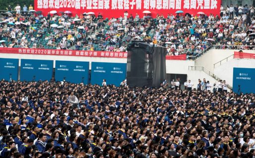 Sin barbijo ni distancia: Wuhan organizó un acto de entrega de diplomas para 11.000 estudiantes