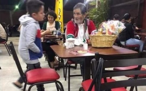 Un niño le dio plata y le compró comida a un vendedor ambulante anciano