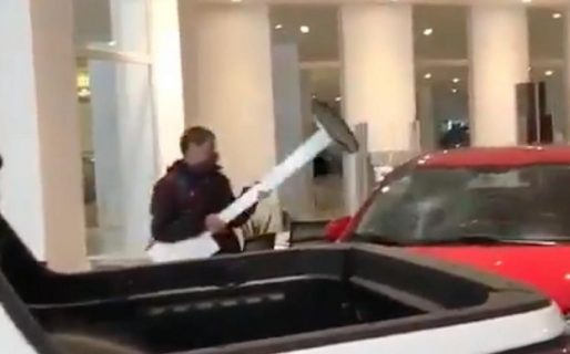 En un ataque de ira, un hombre destrozó dos autos en una conocida concesionaria